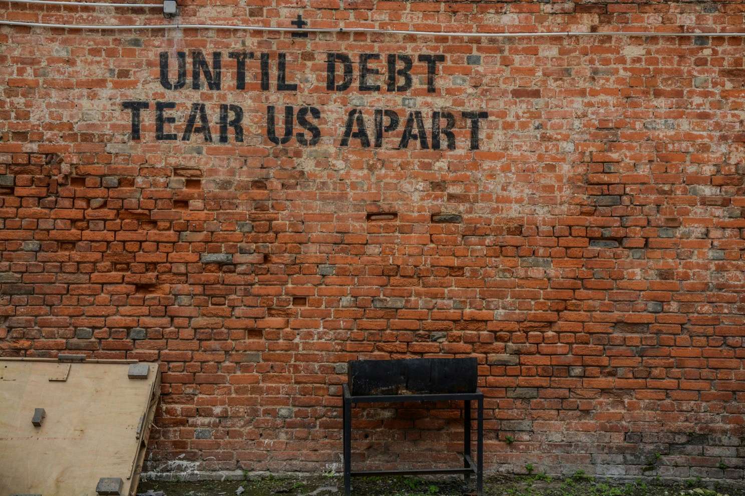 Until debt tear us apart, le graffiti qui a résumé l'état d'esprit à la sortie d'Operation Health.